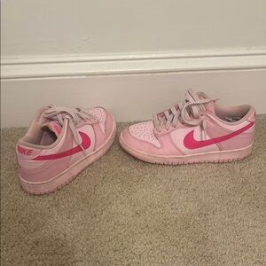Nike Pink Low-Top Sneakers Classic Design